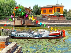 Imbarcazione sul naviglio loredano che ricorda la costante attività dell'associazione Castrum Laureti