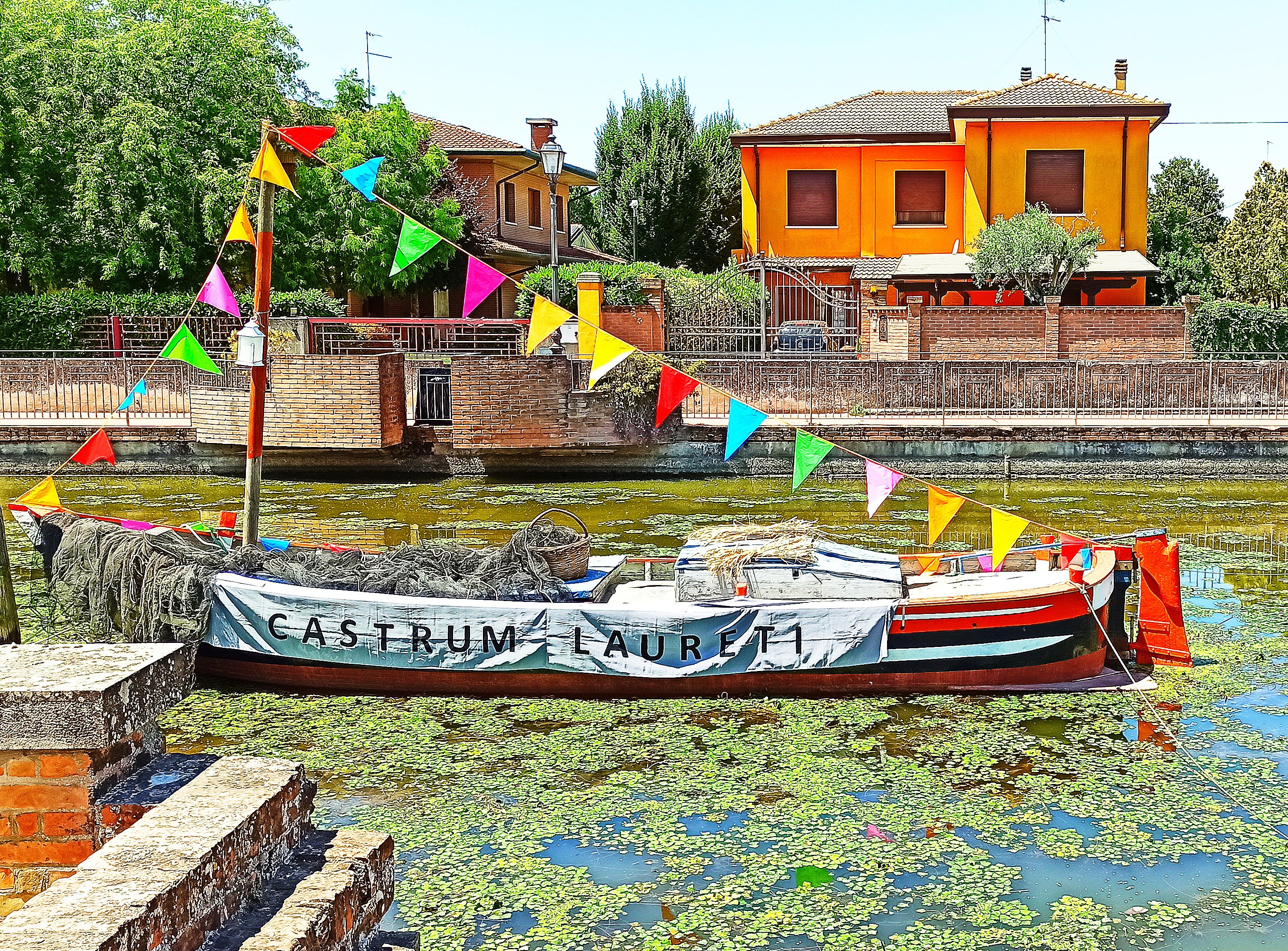 Imbarcazione sul naviglio loredano che ricorda la costante attività dell'associazione Castrum Laureti