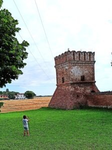 La Villa dietro offre un ampio giardino con ancora delimitato da un muro di cinta con Torrette agli angoli (foto autore)