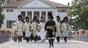 Figuranti in divisa nella rievocazione dei moti carbonari (foto web)