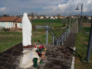 Foto della statua della Madonna riposizionata alcuni decenni fa a ricordo della grazia ricevuta al passaggio delle truppe napoleoniche (foto web)