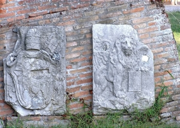 Antico pilastro confinario tra Repubblica di Venezia e Stato Pontificio nel Delta del Po