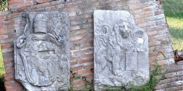 Antico pilastro confinario tra Repubblica di Venezia e Stato Pontificio nel Delta del Po